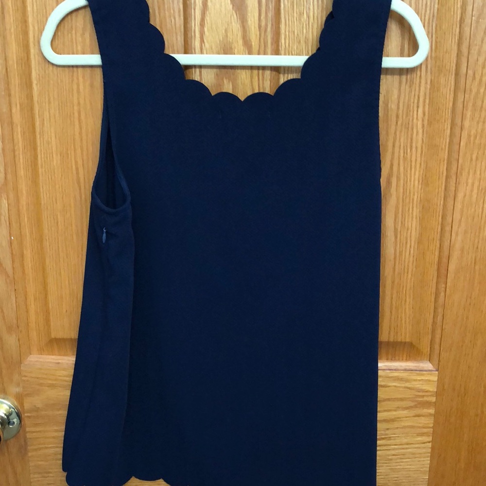 Scalloped edge top